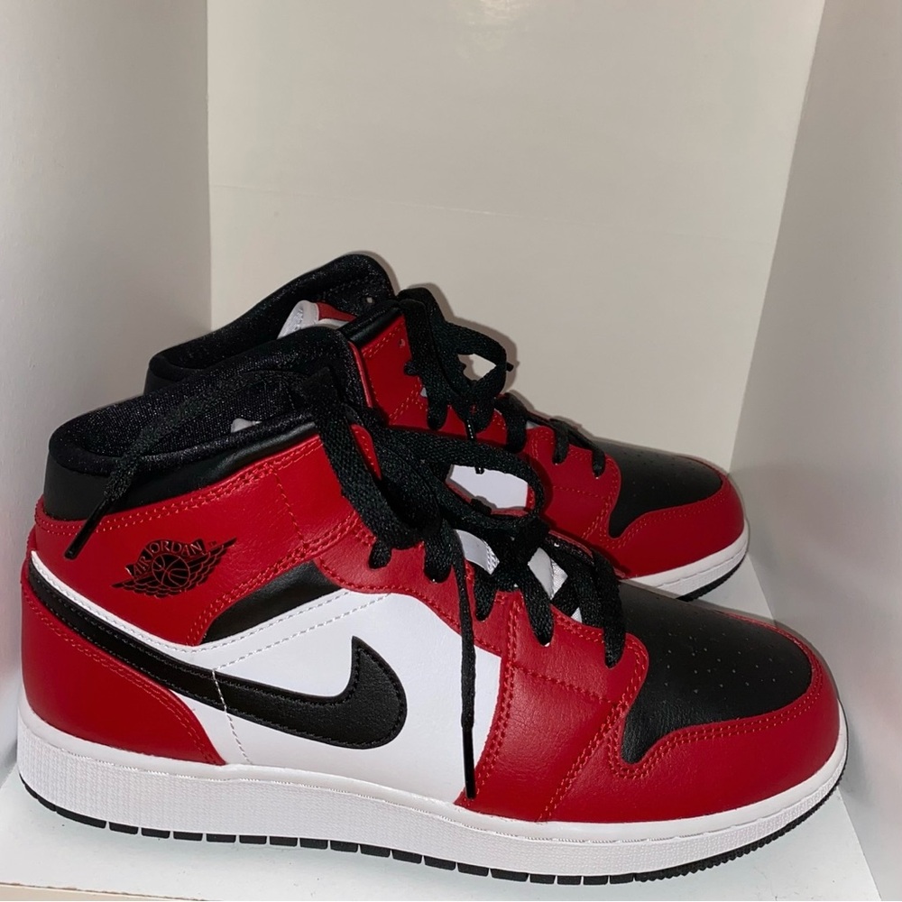 Jordan 1 Chicago Red Black Toe